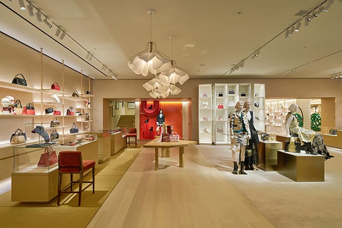 (c) LOUIS VUITTON /DAICI ANO