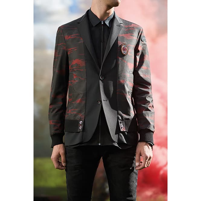 "炎のような赤"を想起させるビジュアル。