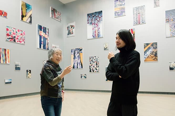 大規模個展を開催中の写真家、石内都をデザイナーの山縣良和が直撃！