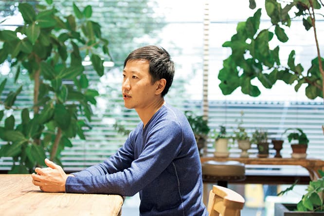 事務所の中にも様々な植物を多く置き、日常的に緑と接している。事務所は年始に東京・白金に移転した。