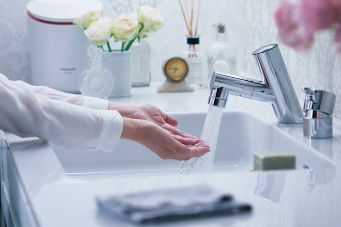 ウェットゾーン：レバーに触れなくても水が出てくる洗面ドレッシングで、メイク中でも気軽に使用できる。