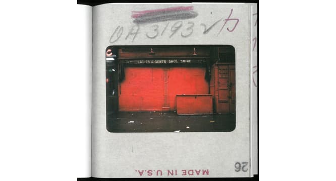本書に収録された写真は、「壁」ファイルに収められていたスライド154点と、別のファイルにあった12点の計166点から厳選している。