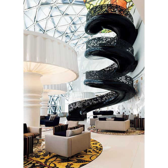 螺旋階段と巨大な白いきのこがシュールなホテルラウンジ。Mondrian Doha, an iconic interior by Marcel Wanders, operated by global hospitality company sbe, 2017 www.marcelwanders.com