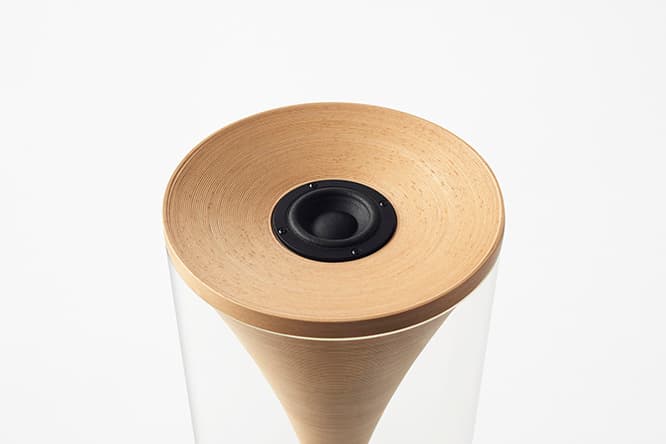 振動板を垂直方向にしたことで、360℃に音を広げる無指向型スピーカーに仕上げている。