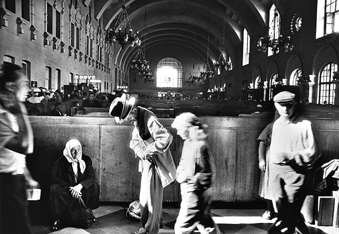 ウィリアム・クラインは世界各地の都市のイメージをフィルムに収め、発表した。順に『Kiev, railway station, Moscow 1959』、『School Out, Dakar 1963』、『Le Petit Magot, November 11the, Paris 1968』