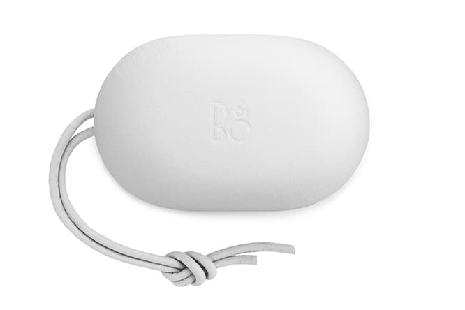 〈バング＆オルフセン〉の《Beoplay E8》に限定カラーが登場。