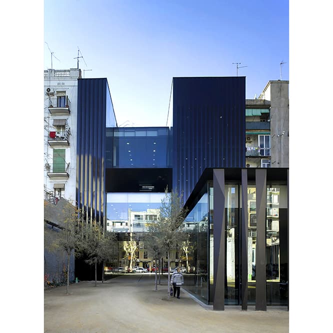〈サン・アントニ−ジョアン・オリバー図書館、高齢者センターおよびカンディーダ・ペレス庭園〉。2005年にコンペで勝利したプロジェクト。コンペの要件は単なる事務棟だったが、彼らは図書館と高齢者センターを作ることを提案した。図書館と高齢者センターで世代の違う利用者が出会い、ともに安らぐ場になる。　photo_Eugeni Pons