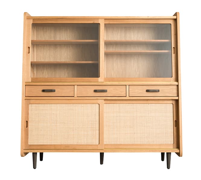 ベルギーのミッドセンチュリースタイルを参考に製作された〈アガベ ストレージ キャビネット〉380,000円。材は和胡桃と籐を使用し、今ではあまり見られなくなった真鍮レールなどディテールも必見。