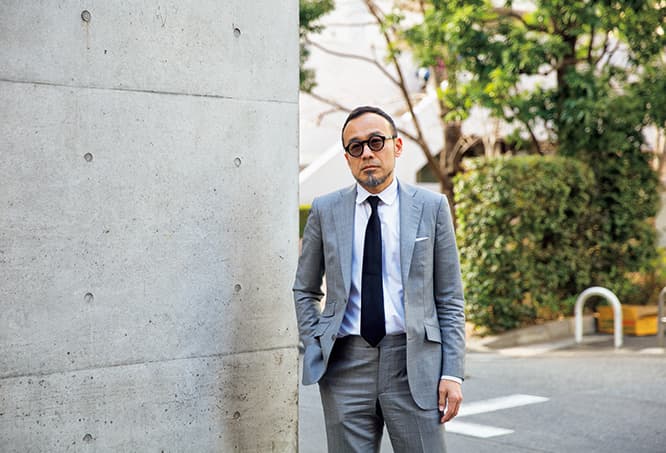 ショーン・コネリー版のジェームズ・ボンドを愛する松浦さん。このスーツは、ボンドと縁深いテーラー〈Anthony Sinclair〉で仕立てたもの。