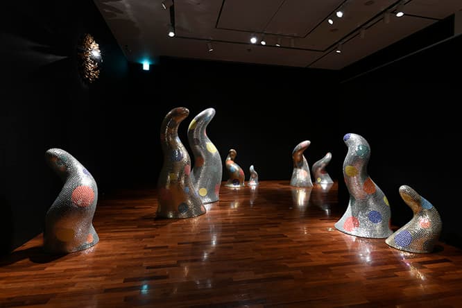 モザイクタイルによる近作《命》から展示は始まる。