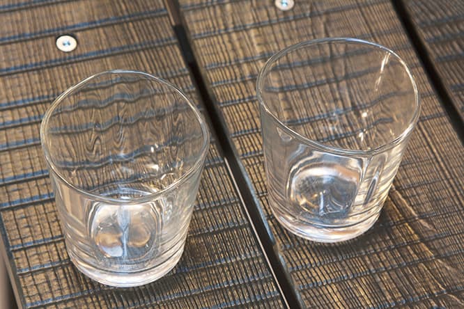 飲み口をわざと歪んだまま仕上げたグラス。有機的なラインが印象的。