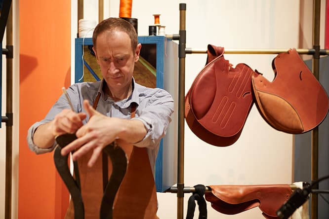 入ってすぐに目に飛び込んでくるのが、馬具の鞍職人の手仕事の様子。エルメスの原点が馬具工房であったことを再認識する。
