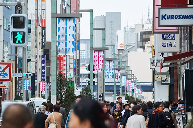 GINZA SIXの新作インスタレーションと連動し、銀座・中央通りもビュレンのフラッグが街を彩る（4月2日〜5月6日）。≪ following the triangles : a work in situ for GINZA Chuo Street , Tokyo, 2018≫  © DB-ADAGP, Paris &amp; JASPAR, Tokyo, 2018  G1226