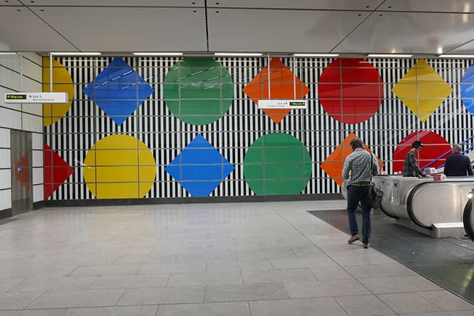 《四角と円》恒久設置、トッテナム・コート・ロード駅、ロンドン、イギリス、2008-2017年　© DB-ADAGP Paris &amp; JASPAR, Tokyo, 2018  G1226
