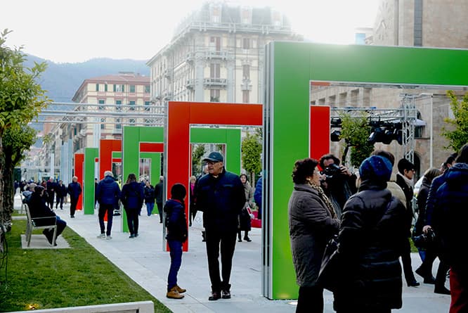 《歩く》 展示風景、恒久設置、ヴェルディ・広場、ラ・スペッツィア、イタリア、2016年　© DB-ADAGP Paris &amp; JASPAR, Tokyo, 2018  G1226

