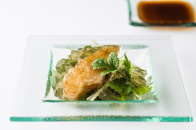 料理は全て夜、5,500円のコースより。高級食材である金華ハムの風味濃厚な上湯ジュレをまとった「フカヒレの冷菜」。