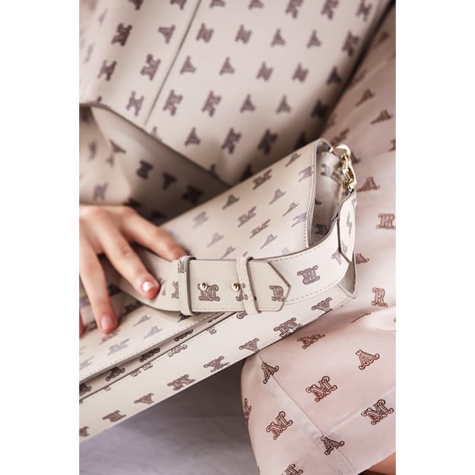 モノグラムコレクション「MaxMaraGram」。©Steven Meisel
