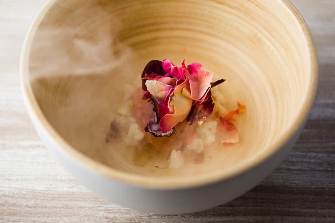 白い冷気をまとった「牡丹と薔薇」。島根・奥出雲産オーガニックのバラを液体窒素で調理したものと、砂糖漬けのフレークとをトッピング。