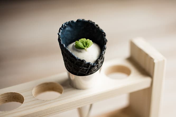 料理はすべて13,000円コースより。アミューズ「サワラ」。黒いコーンは竹炭入り。