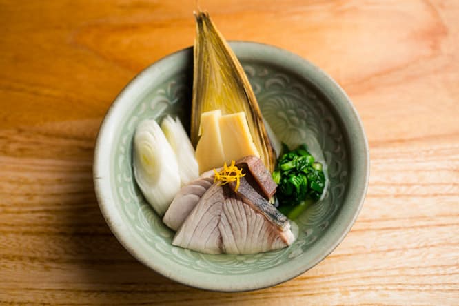 料理はすべてコース7,500円〜より。煮物「筍とブリの炊いたもの」。