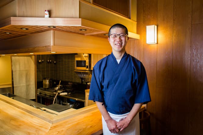 店主、石山竜也。ミシュラン3ツ星〈石かわ〉を経て、グループ店〈蓮〉の料理長を8年務めた。