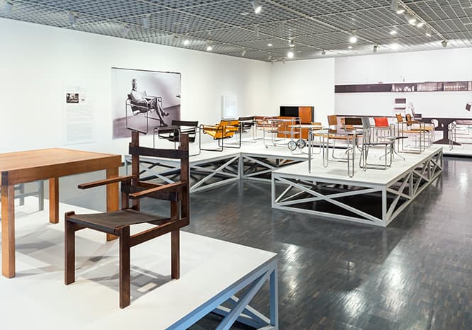展示風景。手前右側のアームチェアは、ブロイヤーが学生時代にバウハウス家具工房でつくったもの。