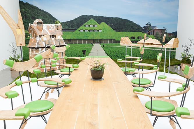 老舗和菓子屋「たねや」のショップや本社がある「ラ　コリーナ近江八幡」の応接室を水戸芸術館まで持ってきてしまった。ここでは椅子に座って、展示室内で販売している「たねや」のお菓子が食べられる。