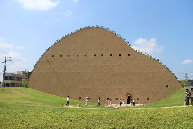 〈多治見市モザイクタイルミュージアム〉多治見市で量産されていたタイルを収集・展示している。　photo_Akihisa Masuda