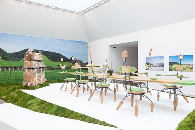 「ラ コリーナ近江八幡」の展示室。本物の苔を植えた床に、埴輪のような模型が置かれている。