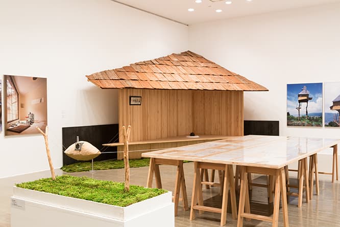 藤森がこれまで手がけた茶室を集めた展示室。彼は、茶室は住宅の原点だとも言う。「昔の人間は住宅と神殿しかつくらなかった。公共建築がつくられるようになったのはもっと後の時代のこと。室内に火がある茶室は住宅と共通点がある」