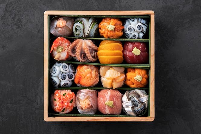 手鞠鮨は16個入り15,000円～。ネタは時期により替わる。〈銀座 鮨青木〉東京都中央区銀座6-7-4 銀座タカハシビル2F。TEL 03 3289 1044。