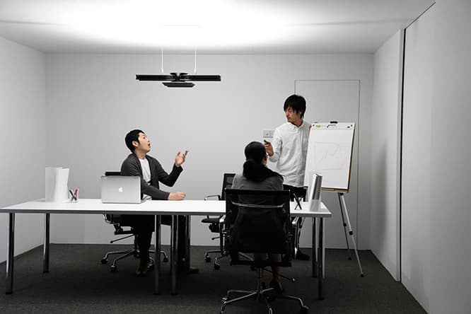 複数の人数がさまざまに作業する環境を1台でカバーできる。