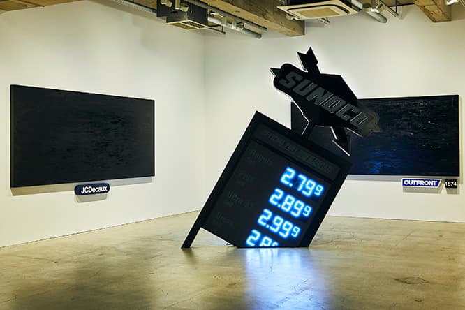 黒いペインティング作品には実在する企業名が添えられている。タイトルも企業名に。
（左から）“JCDecaux” 2018年（Oil on canvas 3200 x 1430 mm）、“dollar a gallon” 2018年（Multi media  3418 x 1750 x 500 mm）、“OUTFRONT” 2018年（Oil on canvas  3200 x 1430 mm）

