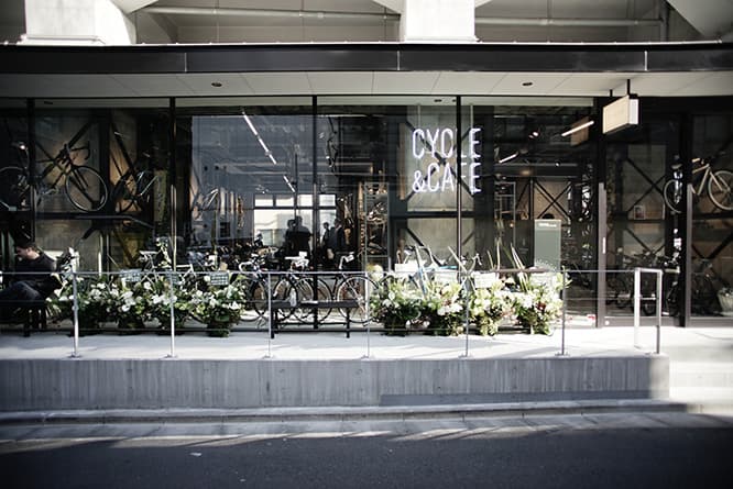 〈STYLE-B〉は、自転車の販売、修理を行うほか、室内駐輪場、コインランドリー、八百屋、カフェも併設している。