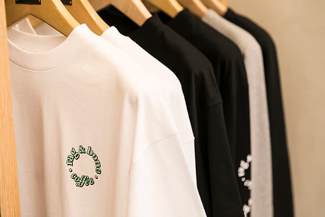 オリジナルのロゴが施された限定スウェットシャツ。
