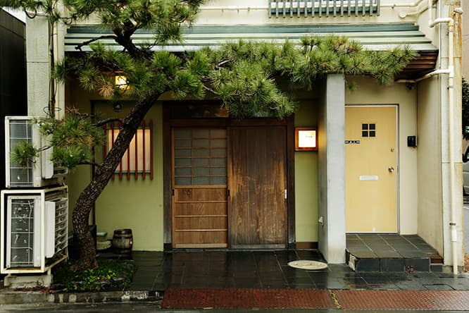 この松が目印。しっとりとした、しもた屋風の入口。もとは和食店だったそう。