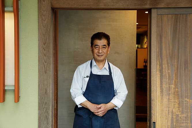 洋食の小皿料理コースを編み出したレジェンドながら、いまだ発展途上。進化が止まらない齋藤元志郎シェフ。