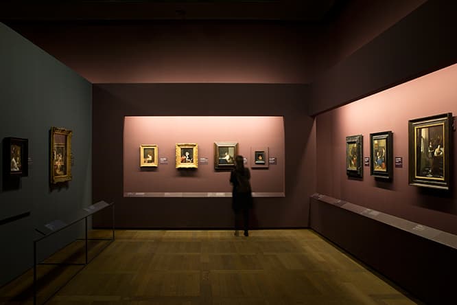 開催中の『フェルメールと風俗画の巨匠たち』展会場風景。至高の絵画がずらりと並ぶ。