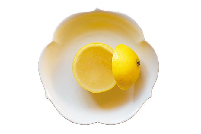 上品な甘味の《日向夏かん》竹籠3個入り2,500円。