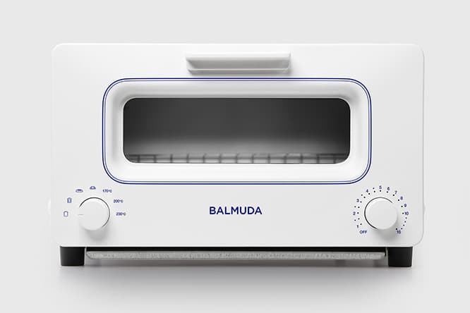 新モデルを三方向から。横と後ろのデザインもシンプルに抑え、どんなインテリアにもなじみやすい。