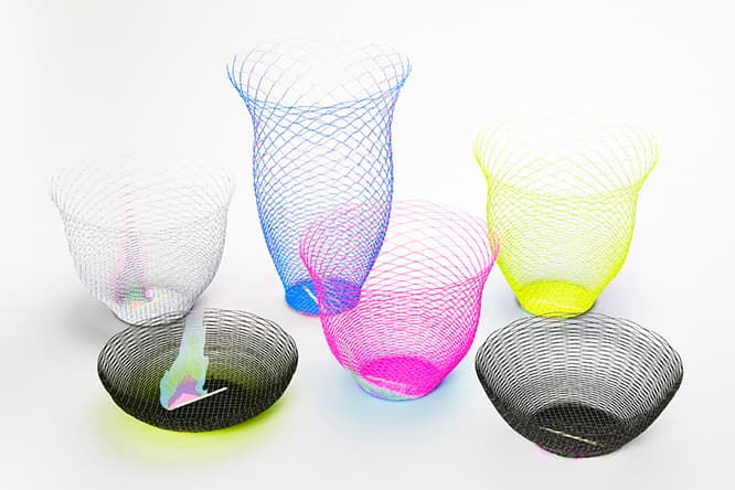 蛍光色の線でマッチと炎が描かれているmatchシリーズ。〈空気の器〉を伸ばして広げると、炎が大きく燃え上がる。