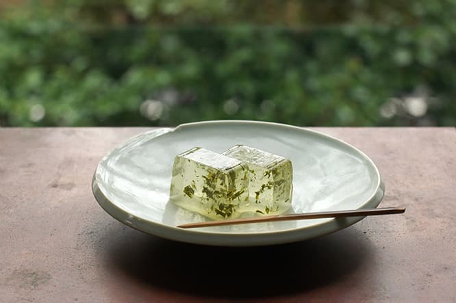 《新茶羹》１棹1,800円。特別な日のおもたせにも。