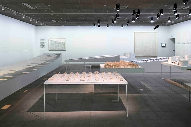 地下フロアの展示風景。