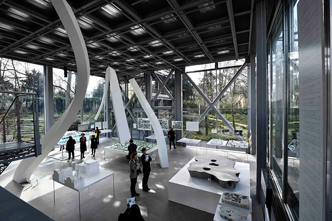 ジャン・ヌーヴェル設計の館内に展示された大小の模型群。
