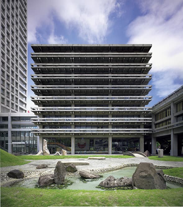 丹下都市建築設計〈香川県庁舎〉1959年。香川。撮影：市川靖史　画像提供：香川県　
