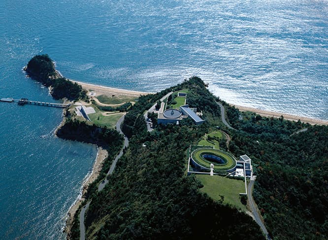 〈直島 ベネッセハウス〉（1992年／1995年、香川県直島町）。撮影：松岡満男