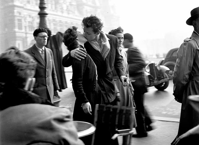《パリ市庁舎前のキス》©2016/Day For Night Productions/ARTE France/INA　©Atelier Robert Doisneau　パリの代名詞とも言える有名な一枚。東京都写真美術館の外壁にも飾られている。映画では、この写真の撮影秘話も登場する。