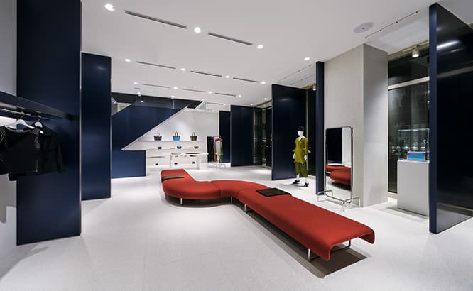 Issey Miyake, interior, Ginza, Japan, 2017, with Cloud, sofa, B&amp;B Italia, Italy, 2006. Picture credit: Issey Miyake Inc. Masaya Yoshimura (Copist) (pages 216-7)    昨年銀座4丁目にオープンした〈イッセイ ミヤケ〉の店舗デザインも深澤によるもの。	