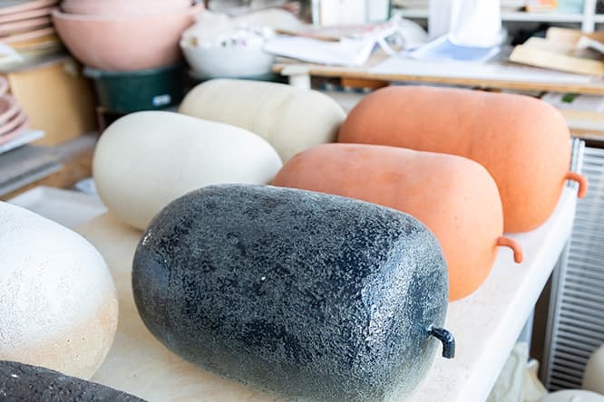 太宰府天満宮で展示される作品《冬瓜》。「日本の花や植物の方がしっくりくるね。記憶で物を作っていると思います」と石本さん。