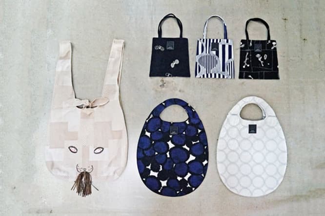 〈ミナ ペルホネン〉18SSコレクションのバッグ。